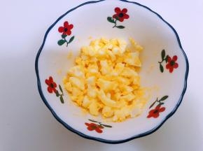 剥去外壳后用勺子压碎
