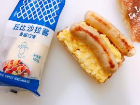 摆上煎好的鸡肉肠即可