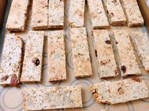 放入烤箱中层180度烤20分钟定型后，取出趁热改刀成条，再根据软硬度放入烤箱烤10分钟左右