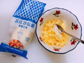 加入一大勺丘比香甜沙拉酱拌匀