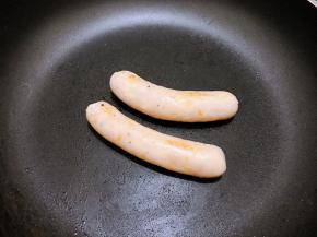 平底锅里加入少许油，放入自制鸡肉肠