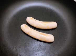 平底锅里加入少许油，放入自制鸡肉肠