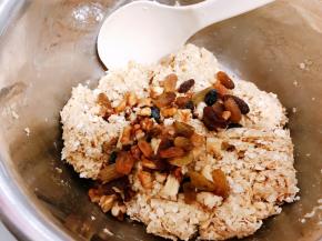 加入三色葡萄干混合均匀