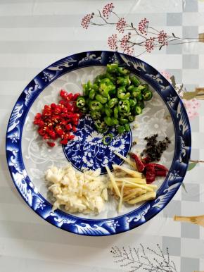 蒜瓣切成小丁，生姜切成丝，干辣椒切成段，尖椒和小米辣切成小圈，花椒15粒备用！