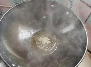锅烧热，倒入适量的菜籽油，再撒少许盐，这样煎鱼的时候就不会粘锅了！