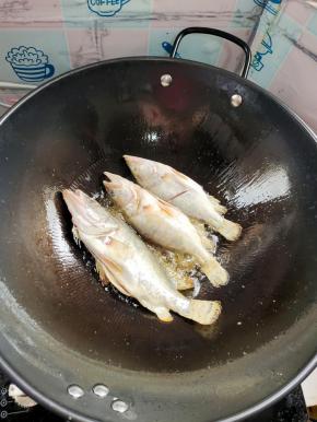 放入腌制好的鳜鱼，大火煎至定型！