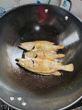 再调中小火煎至两面金黄色！