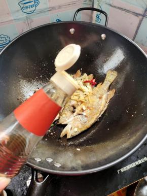 淋入一铲香醋！