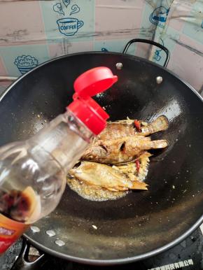 放入一勺生抽！