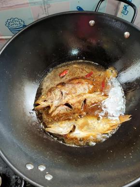 倒入半碗清水！