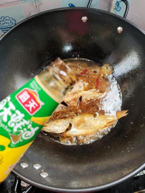 再放入一勺蚝油！