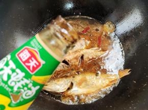 再放入一勺蚝油！