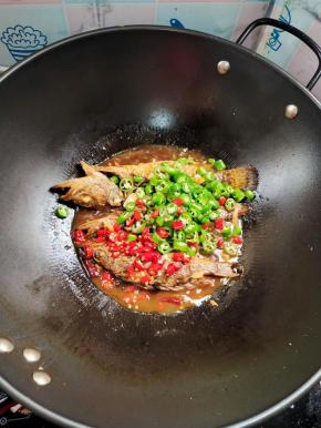 放入尖椒和小米辣翻炒均匀！
