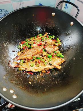 起锅前放入适量的鸡精调味即可！