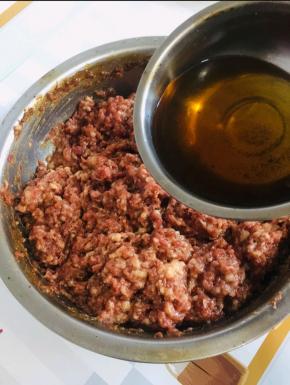 五花肉去皮洗净放料理机搅打成肉糜，放入生抽，老抽，蚝油，盐，鸡精，胡椒粉，五香粉，香油搅拌均匀！再多次少量的加入葱姜花椒八角水，朝一个方向搅拌上劲儿！成粘稠的状态！（葱姜花椒八角加入开水冲泡半个小时，过滤一下就可以加进肉馅中了！起到增香去腥的作用，还不用吃到讨厌的花椒，生姜味儿！特别受孩子们的喜欢！）