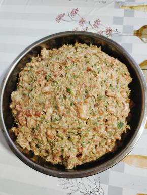 放入适量的玉米淀粉搅打上劲儿，再倒入适量的香油搅拌均匀，可以使肉馅锁住水分，更鲜嫩！最后加入焯水，挤干水分的鲜槐花搅拌均匀，肉馅儿就调好了！