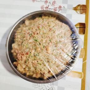 盖上保鲜膜，放入冰箱冷藏半天，这样更好包一些，肉馅儿也更入味儿！