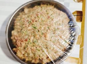 盖上保鲜膜，放入冰箱冷藏半天，这样更好包一些，肉馅儿也更入味儿！