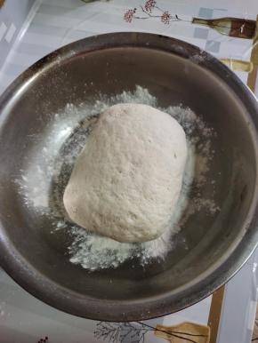 面粉中加入发酵粉，白糖搅拌均匀，再倒入适量的温水搅拌成棉絮状，再揉成光滑细腻的面团！盆里撒少许面粉，把揉好的面团放进盆里！