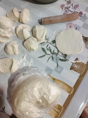 发酵好的面团揉匀排气，分成若干小剂子，揉圆按扁，擀成中间厚边缘薄的面片！