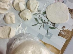 发酵好的面团揉匀排气，分成若干小剂子，揉圆按扁，擀成中间厚边缘薄的面片！