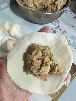 取一个擀好的面片，挖一勺肉馅儿！