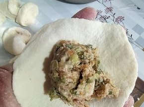 取一个擀好的面片，挖一勺肉馅儿！