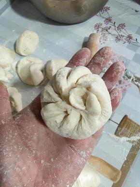 按照自己熟悉的手法，包成小笼包！