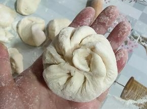 按照自己熟悉的手法，包成小笼包！
