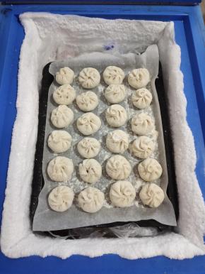 烤盘上铺油纸，再撒少许面粉，包好的小笼包放进烤盘上，放入冰箱冷冻保存即可！