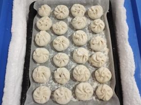 烤盘上铺油纸，再撒少许面粉，包好的小笼包放进烤盘上，放入冰箱冷冻保存即可！