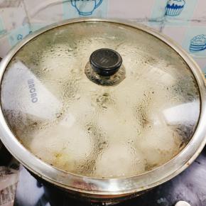 吃的时候小笼包无需解冻，直接开水上锅蒸半个小时即可！