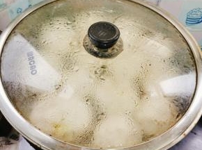 吃的时候小笼包无需解冻，直接开水上锅蒸半个小时即可！