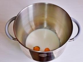 将牛奶，鸡蛋，盐与糖对角放。