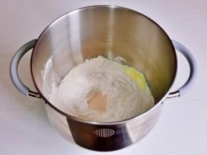 加入奶粉，面粉，酵母。