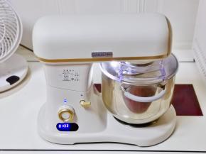 启动厨师机4方揉面。