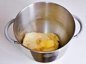 揉至粗膜状态，加入软化的黄油继续揉面。