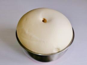 发酵至原来的2倍大，摁一下不回缩不反弹即可。