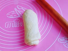由上向下卷起来，依次卷好，盖上保鲜膜松弛5分钟。