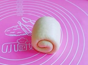 再次擀长舌状卷起来，收口朝下。