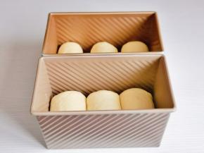 依次卷好放入吐司盒中，进行二次发酵。