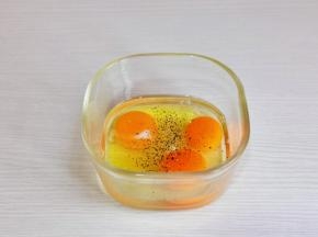 鸡蛋磕碗中，加盐，黑胡椒打散。