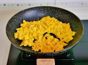 起油锅倒入蛋液，用筷子快速搅碎盛出。