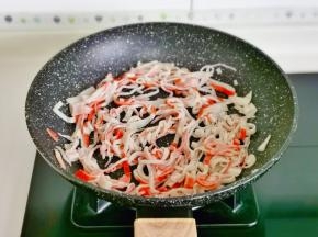 倒入蟹柳丝炒熟。