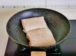 放入平底锅中。