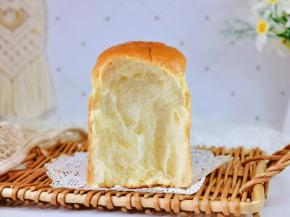 掰开撕着吃了一个。