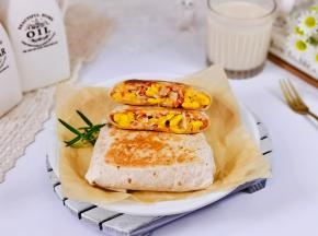 今日早餐，一杯酸奶+蟹柳滑蛋卷饼。