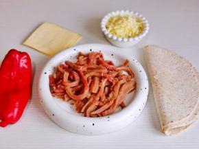 准备食材，红椒洗净切丝。