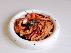 牛肉丝中加料酒，生抽，老抽，蚝油，黑胡椒。