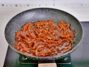 起油锅加入牛肉丝炒熟盛出。